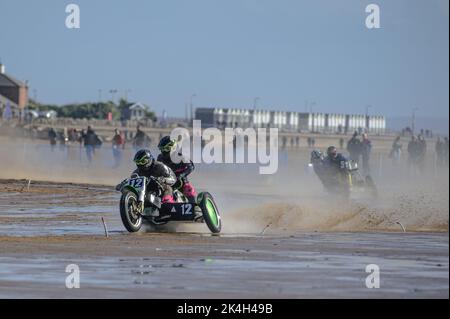 St Annes on Sea, Royaume-Uni. 2nd octobre 2022. Neal Owen & Jason Farwell (12 ans) dirige Rick McAuley & Alan Hoskin (51 ans) lors du Championnat britannique de course de sable Fylde ACU, le dimanche 2nd octobre 2022. (Credit: Ian Charles | MI News) Credit: MI News & Sport /Alay Live News Banque D'Images