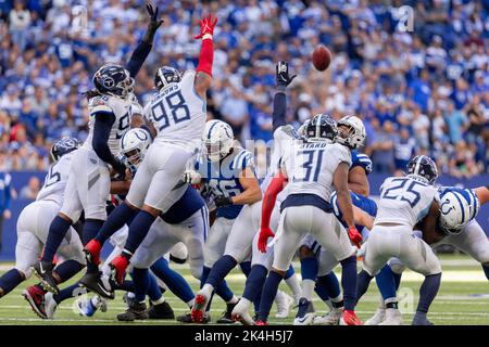 Indianapolis, Indiana, États-Unis. 2nd octobre 2022. Tennessee Titans défensif End Denico Autry (96) et Tennessee Titans défensif attach Jeffery Simmons (98) vont essayer de bloquer une tentative de but sur le terrain pendant le match entre les Tennessee Titans et les Indianapolis Colts au stade Lucas Oil, Indianapolis, Indiana. (Image de crédit : © Scott Stuart/ZUMA Press Wire) Banque D'Images