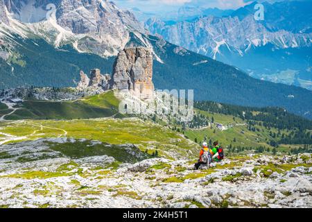 Randonneurs au Cinque Torri dans les Dolomites Banque D'Images