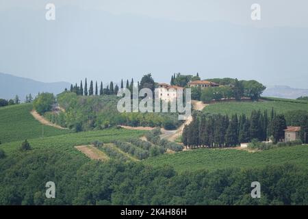 Une vue magnifique sur les maisons et les villas sur une colline verdoyante au milieu des vignes et des oliviers Banque D'Images