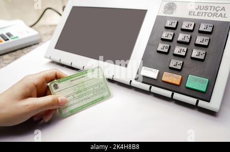 Dans cette illustration, l'électeur détient le titre électoral (licence d'électeur) - élément obligatoire dans les élections brésiliennes avec une boîte de vote électronique en arrière-plan. Banque D'Images