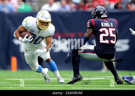 Houston, États-Unis. Houston, Texas, États-Unis. 2nd octobre 2022. Los Angeles Chargers en arrière Austin Ekeler (30) porte le terrain de balle tandis que Houston Texans Corner back Desmond King II (25) défend pendant le troisième quart du match entre les Houston Texans et les Los Angeles Chargers au NRG Stadium à Houston, TX sur 2 octobre 2022. (Credit image: © Erik Williams/ZUMA Press Wire) Credit: ZUMA Press, Inc./Alamy Live News Banque D'Images