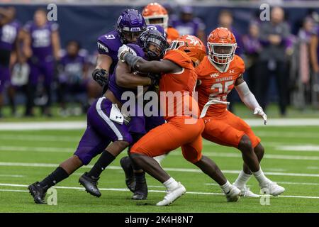 Stephen F. Austin Lumberjacks courant en arrière Miles Reed (7) collides avec Sam Houston State Bearkats défensive en arrière Isaiah Downes (4), samedi, 1 octobre, Banque D'Images