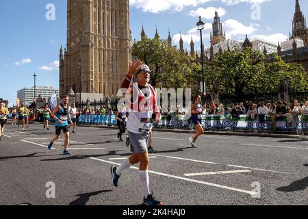 Londres, Royaume-Uni. 02nd octobre 2022. Les participants au marathon de Londres TCS 2022 ont passé Westminster dans le centre de Londres. Près de 42 000 coureurs ont participé au concours de 2022. Crédit : SOPA Images Limited/Alamy Live News Banque D'Images