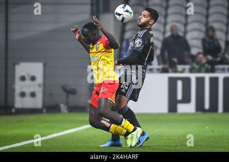 Deiver MACHADO de Lens et Henrique de Lyon lors du championnat français Ligue 1 match de football entre RC Lens et Olympique Lyonnais (Lyon) sur 2 octobre 2022 au stade Bolaert-Delelis de Lens, France - photo: Matthieu Mirville/DPPI/LiveMedia Banque D'Images
