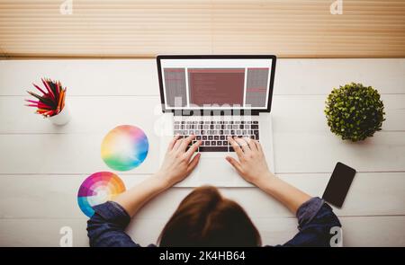 Vue en hauteur d'une femme d'affaires utilisant un ordinateur portable à son bureau Banque D'Images