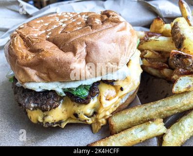 Un sandwich de cinq gars assis sur une pile de frites Banque D'Images