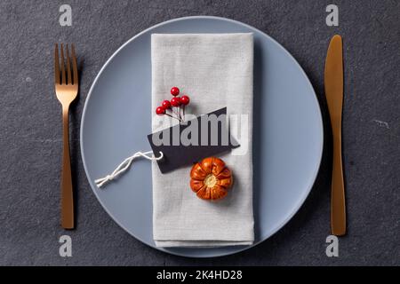 Vue en hauteur du lieu de Thanksgiving avec étiquette et décoration d'automne sur ardoise Banque D'Images