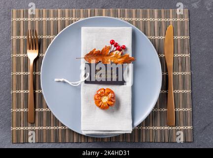 Vue en hauteur du lieu de Thanksgiving avec étiquette de voeux et décoration d'automne sur ardoise Banque D'Images