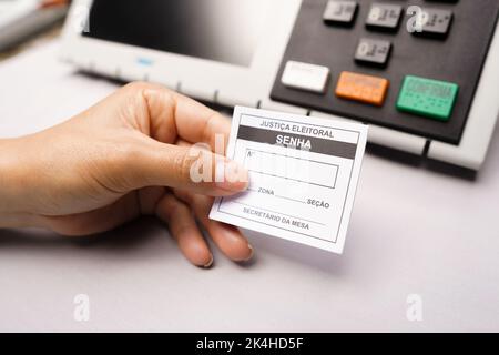 Brésil. 1st octobre 2022. Dans cette illustration, une personne présente un formulaire de mot de passe pour voter lors des élections brésiliennes. (Credit image: © Rafael Henrique/SOPA Images via ZUMA Press Wire) Banque D'Images