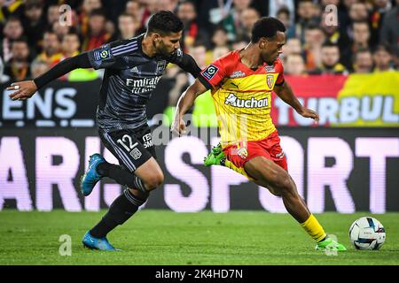 Henrique de Lyon et lois OPENDA de Lens lors du championnat français Ligue 1 match de football entre RC Lens et Olympique Lyonnais (Lyon) sur 2 octobre 2022 au stade Bolaert-Delelis de Lens, France - photo: Matthieu Mirville/DPPI/LiveMedia Banque D'Images