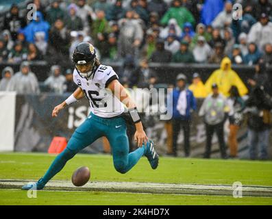 Philadelphie, Pennsylvanie, États-Unis. 2nd octobre 2022. 02 octobre 2022, Philadelphie PA-Jacksonville QB TREVOR LAWRENCE (16) fume le ballon pendant le match à Lincoln Financial Field à Philadelphie PA (image de crédit: © Ricky Fitchett/ZUMA Press Wire) crédit: ZUMA Press, Inc./Alay Live News Banque D'Images
