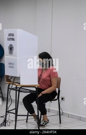 Brésil. 02nd octobre 2022. MARÍLIA, SP - 02.10.2022: ELEIÇÃO EM MARILIA - électeurs pendant le vote dans la ville de Marília, région du centre-ouest de l'État de São Paulo (photo: Alf Ribeiro/Fotoarena) crédit: Foto Arena LTDA/Alay Live News Banque D'Images