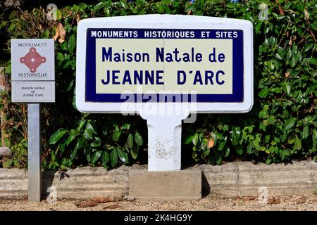 Panneau à l'entrée du lieu de naissance de Jeanne d'Arc (1412-1431) à Domrémy-la-Pucelle (Vosges), France Banque D'Images