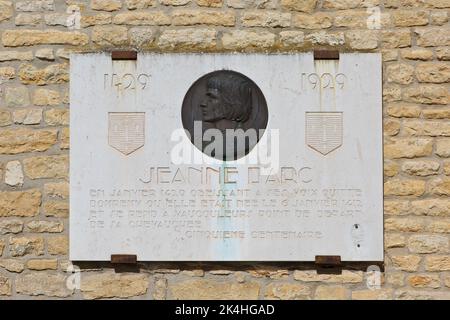 Plaque commémorative pour le 500th anniversaire du couronnement de Charles VII de France à Eglise Saint-Rémy à Domrémy-la-Pucelle (Vosges), France Banque D'Images