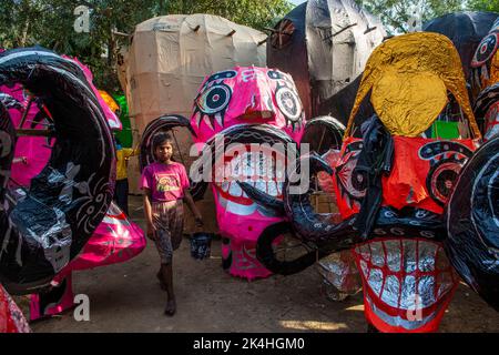 New Delhi, Inde. 02nd octobre 2022. Effigies colorées du roi démon hindou Ravana vues en vente avant le festival de Dussehra au village de Titarpur. (Photo de Pradeep Gaur/SOPA Images/Sipa USA) crédit: SIPA USA/Alay Live News Banque D'Images