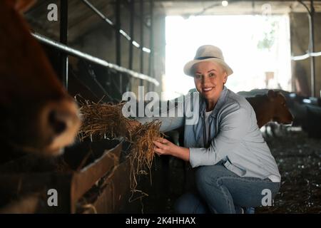 Agricultrice mature travaillant dans le lâcheté Banque D'Images