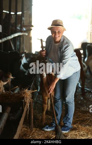 Agricultrice mature travaillant dans le lâcheté Banque D'Images