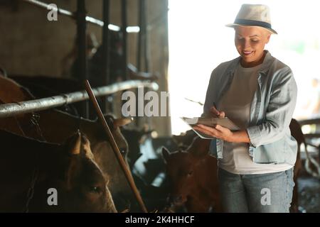 Agricultrice mature travaillant dans le lâcheté Banque D'Images