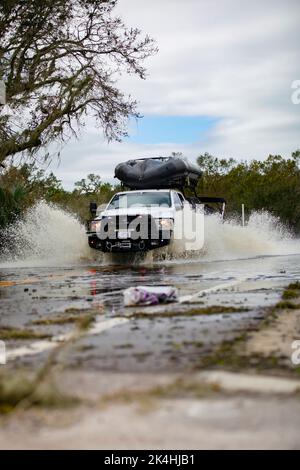 Les soldats de la Garde nationale de Floride manœuvrent dans les eaux hautes Sarasota, FLA, 29 septembre 2022. La Garde nationale de Floride réagit à l'ouragan Ian en utilisant toutes les composantes terrestres, aériennes et maritimes à l'appui de la collectivité. L'ouragan Ian a eu un impact significatif sur les résidents en endommageant les routes, en limitant les ressources et en laissant certains dans le besoin de recherche et de sauvetage. ( Photo de l'armée américaine par PFC. Victor Jeronimo) Banque D'Images