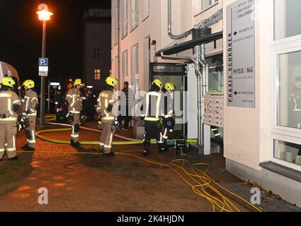 Berlin, Allemagne. 02nd octobre 2022. Des pompiers ont posé des tuyaux dans une maison sur Gotlindestraße à Lichtenberg pour y pomper les caves inondées. Trois caves et un garage souterrain ont été remplis d'eau dimanche soir après une rupture de pipe à Berlin-Lichtenberg. Pour permettre au service des incendies de pomper l'eau du parking souterrain, l'électricité a dû être coupée dans un bloc complet d'appartements. Credit: Paul Zinken/dpa/Alay Live News Banque D'Images