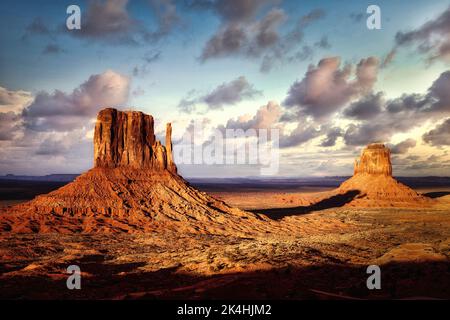 Les Mitaines est et ouest sont des formations emblématiques de Monument Valley, à la frontière entre l'Arizona et l'Utah. Banque D'Images