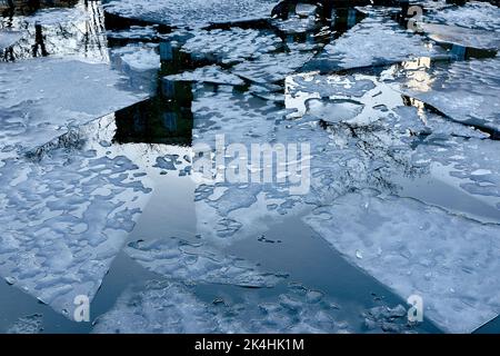 La glace d'hiver sur l'eau Banque D'Images