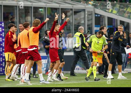 Milan, Italie. 01st octobre 2022. Italie, Milan, octobre 1 2022: Le banc des Roms célèbre la victoire à la fin du jeu de football FC INTER vs AS ROMA, Serie A Tim 2022-2023 day8 San Siro Stadium (photo de Fabrizio Andrea Bertani/Pacific Press) Credit: Pacific Press Media production Corp./Alay Live News Banque D'Images