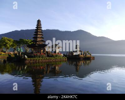 Pura Ulun Danu Beratan, ou Pura Bratan, est un temple hindou majeur de Shaivite à Bali, en Indonésie. Le complexe du temple se trouve sur les rives du lac Bratan dans le Banque D'Images