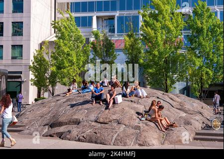 Toronto, Canada - 5 juin 2011 : le rocher de Yorkville est l’un des endroits les plus connus de Toronto pour observer les gens. Yorkville est une zone de Toron Banque D'Images