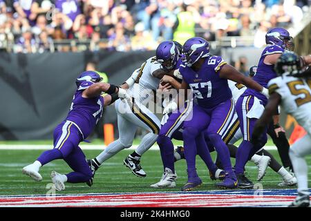 Londres, Royaume-Uni. 2nd octobre 2022 ; Stade Tottenham Hotspur. Tottenham, Londres, Angleterre ; NFL UK football, Minnesota Vikings versus The New Orleans Saints : Minnesota Vikings Quarterback Kirk cousins se faisant sacrer par la New Orleans Saints défensive End Cameron Jordan. Crédit : images de sports action plus/Alamy Live News Banque D'Images