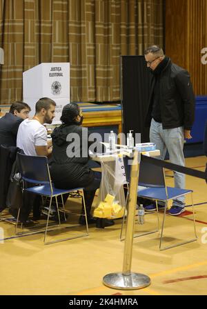 New York, NY, États-Unis. 2nd octobre 2022. Cathedral High School, New York, Etats-Unis, 02 octobre 2022 - les Brésiliens les immigrants sont vus voter sur l'élection présidentielle de ce pays aujourd'hui à New York. Le président Jair Bolsonaro et l'ancien président Lula da Silva sont candidats à ce poste. Photo: Luiz Rampelotto/EuropaNewswire.CRÉDIT PHOTO OBLIGATOIRE. Banque D'Images