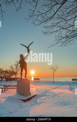 Soleil levant sur l'océan avec de la neige fraîchement tombée Banque D'Images