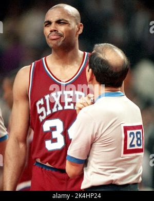 L'attaquant des 76ers de Philadelphie, Charles Barkley, est montré en action contre les Bulls de Chicago, Californie. 1990. Banque D'Images