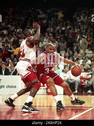 L'attaquant des 76ers de Philadelphie, Charles Barkley, est montré en action contre les Bulls de Chicago, Californie. 1990. Banque D'Images