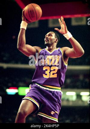 Karl Malone du Jazz de l'Utah est montré dans le jeu d'action contre les Bulls de Chicago, vers 1988. Banque D'Images