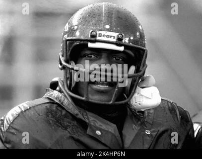 Les Chicago Bears qui reviennent Walter Payton est montré sur le banc pendant un match en 1984. Banque D'Images