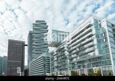 Bâtiments modernes à l'architecture de verre avec tour au bâtiment Pier 27. Condominiums résidentiels avec balcons en forme de crocodile et à l'extérieur des immeubles de bureaux Banque D'Images