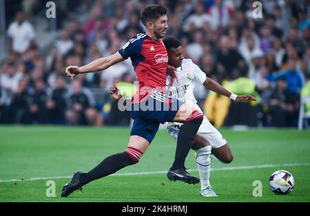 Madrid, Espagne. 2nd octobre 2022. Rodrygo (R) du Real Madrid vies avec David Garcia d'Osasuna lors d'un match de la Liga Santander entre Real Madrid et CA Osasuna à Madrid, Espagne, le 2 octobre 2022. Credit: Gustavo Valiente/Xinhua/Alamy Live News Banque D'Images