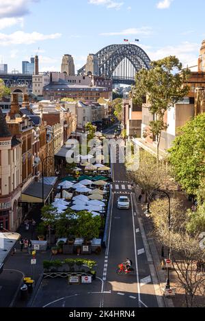 Terrasses de cafés et de pubs à l'extrémité nord de George Street, dans le quartier The Rocks de Sydney Banque D'Images