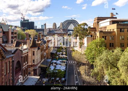 Terrasses de cafés et de pubs à l'extrémité nord de George Street, dans le quartier The Rocks de Sydney Banque D'Images