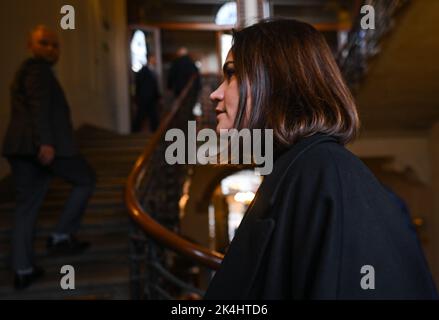 CRACOVIE, POLOGNE. 02 octobre 2022. Le chef de l'opposition en Biélorussie, Svetlana Tikhanovskaya, arrive à la première du livre de Ruslan Szoszyn 'Lodołamaczka' au siège de la Maison d'édition littéraire de Cracovie. Crédit : ASWphoto/Alamy Live News Banque D'Images