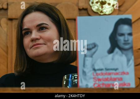 CRACOVIE, POLOGNE. 02 octobre 2022. Le chef de l'opposition en Biélorussie, Svetlana Tikhanovskaya, est vu lors de la première du livre de Ruslan Szoszyn 'Lodołamaczka' au siège de la Maison d'édition littéraire de Cracovie. Crédit : ASWphoto/Alamy Live News Banque D'Images