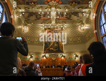 CRACOVIE, POLOGNE. 02 octobre 2022. Le chef de l'opposition en Biélorussie, Svetlana Tikhanovskaya, est vu lors de la première du livre de Ruslan Szoszyn 'Lodołamaczka' au siège de la Maison d'édition littéraire de Cracovie. Crédit : ASWphoto/Alamy Live News Banque D'Images