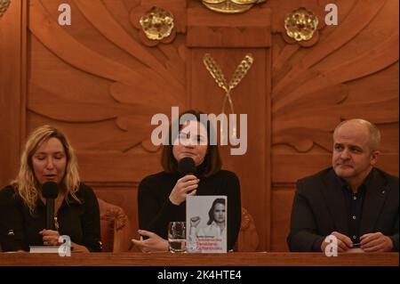 CRACOVIE, POLOGNE. 02 octobre 2022. Le chef de l'opposition en Biélorussie, Svetlana Tikhanovskaya, est vu lors de la première du livre de Ruslan Szoszyn 'Lodołamaczka' au siège de la Maison d'édition littéraire de Cracovie. Crédit : ASWphoto/Alamy Live News Banque D'Images