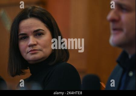 CRACOVIE, POLOGNE. 02 octobre 2022. Le chef de l'opposition en Biélorussie, Svetlana Tikhanovskaya, est vu lors de la première du livre de Ruslan Szoszyn 'Lodołamaczka' au siège de la Maison d'édition littéraire de Cracovie. Crédit : ASWphoto/Alamy Live News Banque D'Images