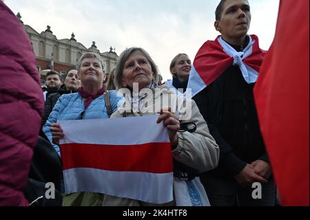 CRACOVIE, POLOGNE. 02 octobre 2022. Des membres de la Diasphora biélorusse rencontrent le chef de l'opposition en Biélorussie, Svetlana Tikhanovskaya, à l'extérieur du monument Adam Mickiewicz lors de sa courte visite à Cracovie. Crédit : ASWphoto/Alamy Live News Banque D'Images