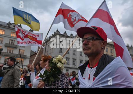 CRACOVIE, POLOGNE. 02 octobre 2022. Des membres de la Diasphora biélorusse rencontrent le chef de l'opposition en Biélorussie, Svetlana Tikhanovskaya, à l'extérieur du monument Adam Mickiewicz lors de sa courte visite à Cracovie. Crédit : ASWphoto/Alamy Live News Banque D'Images