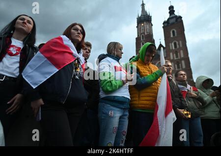 CRACOVIE, POLOGNE. 02 octobre 2022. Des membres de la Diasphora biélorusse rencontrent le chef de l'opposition en Biélorussie, Svetlana Tikhanovskaya, à l'extérieur du monument Adam Mickiewicz lors de sa courte visite à Cracovie. Crédit : ASWphoto/Alamy Live News Banque D'Images