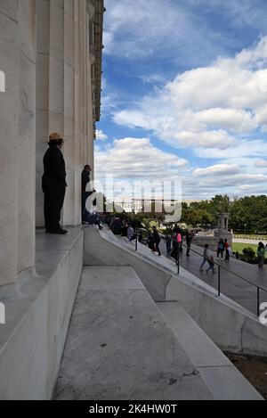 Un garde-forestier de parc donne sur le centre commercial depuis le sommet des marches du Lincoln Memorial à Washington, DC. Banque D'Images